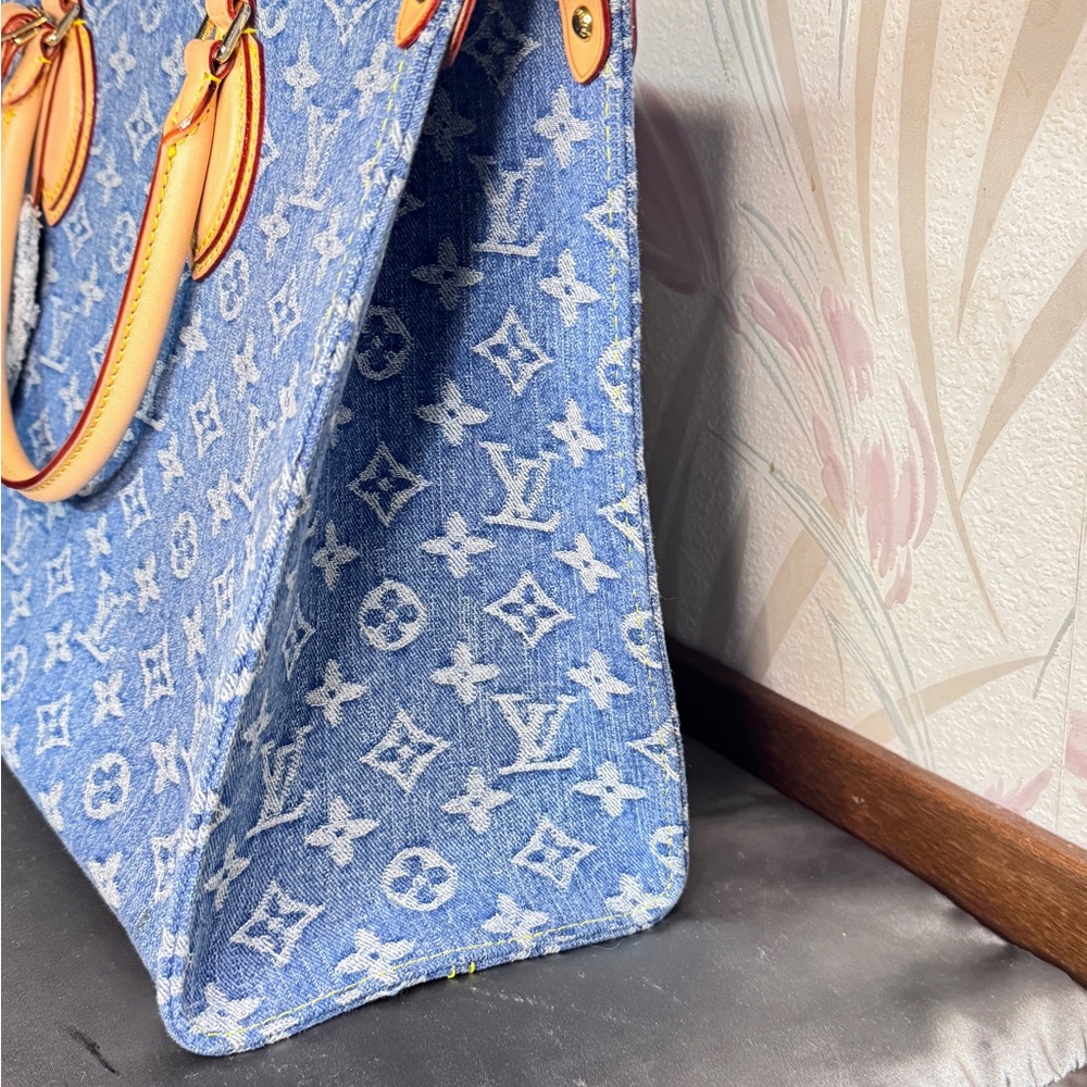 Louis Vuitton On The Go (OTG) MM Monogram remix Tote Bag - Picture 4 of 9